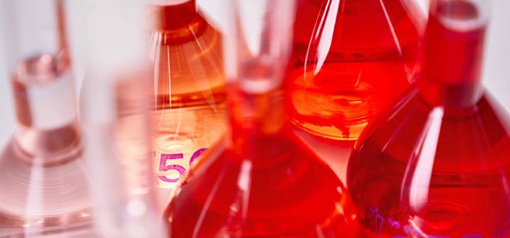Laborflaschen mit roter Flüssigkeit